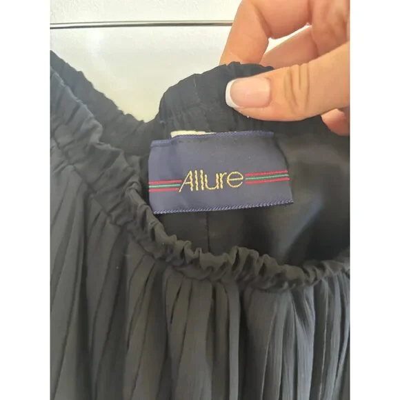 Sold ❌🛍️Vintage Allure Pleated Black Skirt | XL - Picture 2 of 4